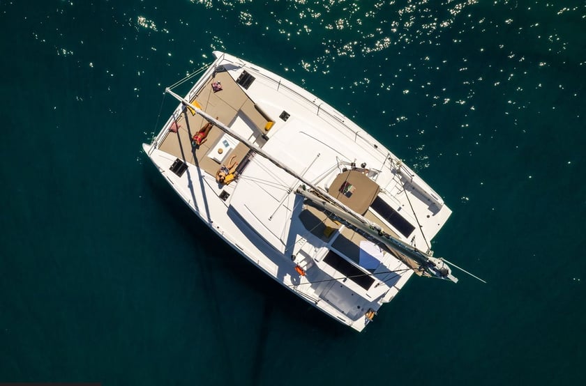 Volos Catamarán Cabina 4  12  literas 12  invitados 12.85 m Número de anuncio: #28754 5