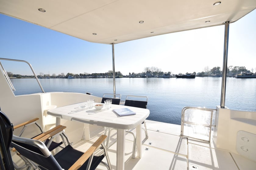 Sireuil Motorboat 4 cabin 10 berths 10 guests 14.95 m Listing Number: #28766 4