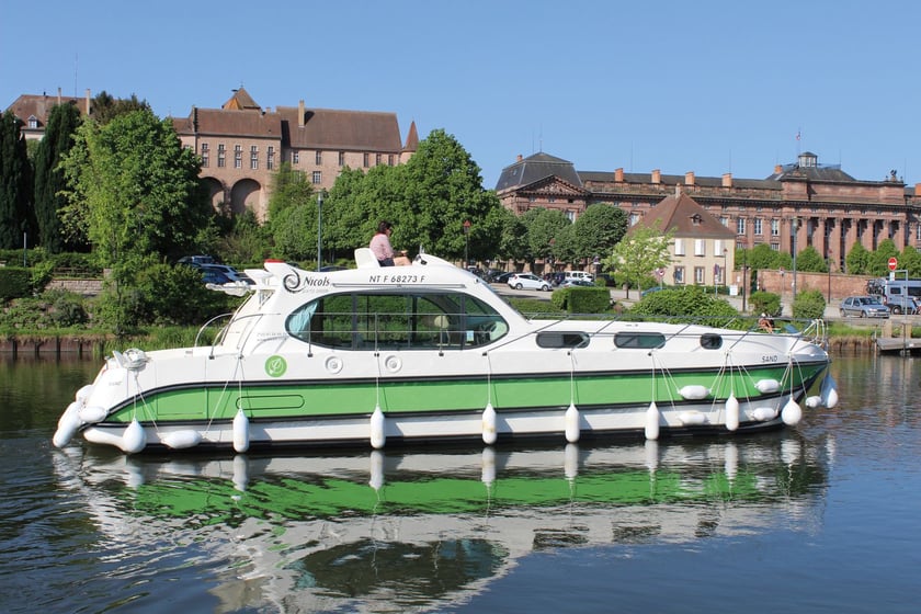 Saverne Motorboot 3 Kabine 8 Liegeplätze 8 Gäste 13.5 m Nummer des Inserats: #28832