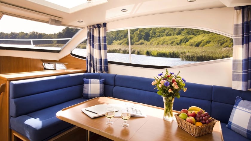 Loosdrecht Bateau à moteur Cabine 2  Couchettes 6  Invités 6  10.55 m Numéro de l'annonce: #28833 2