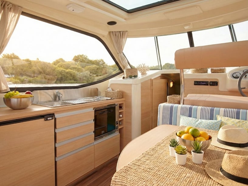 Bellegarde Motorboat 1 cabin 4 berths 4 guests 7.95 m Listing Number: #28901 2