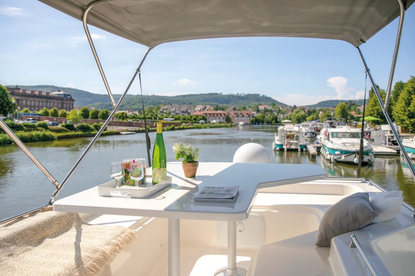 Buzet-sur-Baïse Bateau à moteur Cabine 2  Couchettes 6  Invités 6  12.95 m Numéro de l'annonce: #28912 3