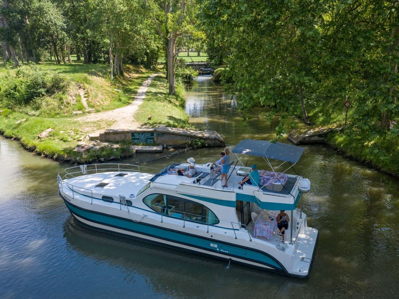 Buzet-sur-Baïse Bateau à moteur Cabine 2  Couchettes 6  Invités 6  12.95 m Numéro de l'annonce: #28912