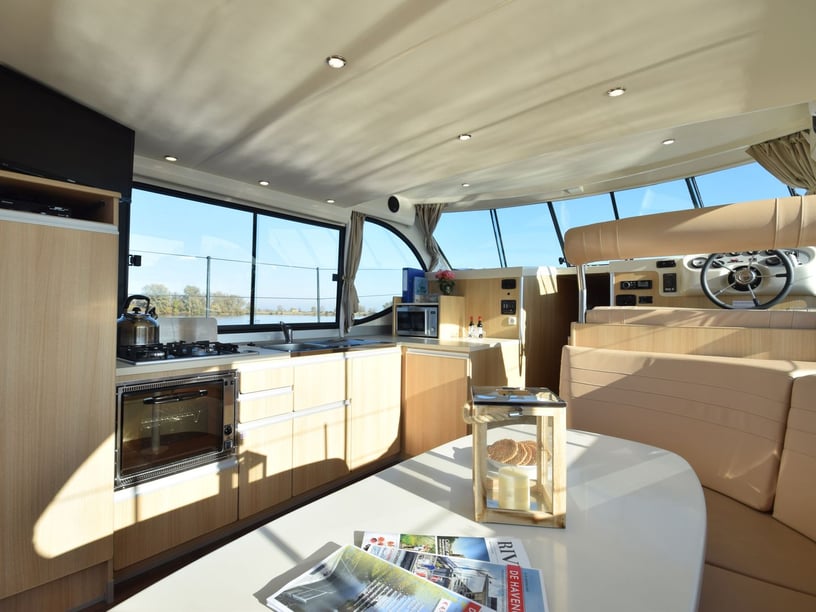 Le Somail Motorboat 4 cabin 10 berths 10 guests 14.95 m Listing Number: #28948 2