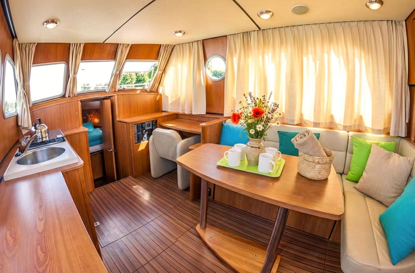 Dompierre-sur-Besbre Motorboat 2 cabin 6 berths 6 guests 10.7 m Listing Number: #28971 4