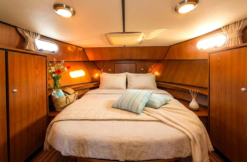 Dompierre-sur-Besbre Motorboat 2 cabin 6 berths 6 guests 10.7 m Listing Number: #28971 5