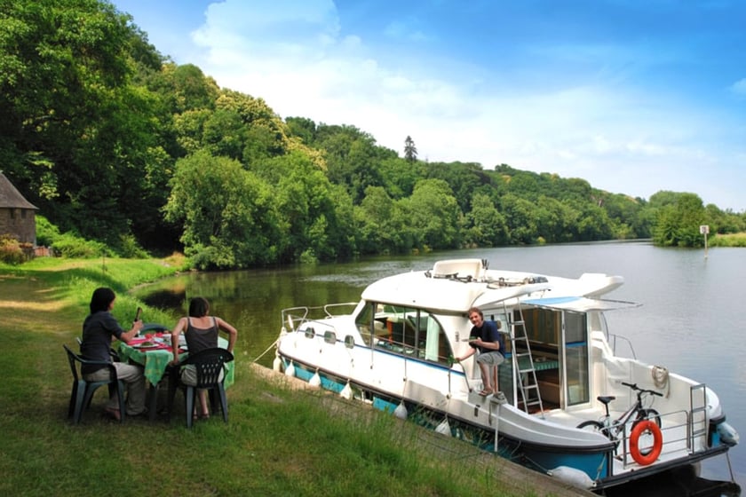 Sireuil Motorboat 4 cabin 10 berths 10 guests 11.5 m Listing Number: #28980 5