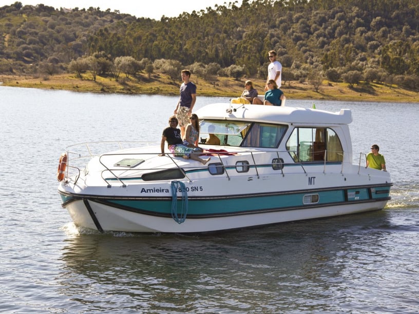 Sucé-sur-Erdre Bateau à moteur Cabine 5  Couchettes 12  Invités 12  13 m Numéro de l'annonce: #28991