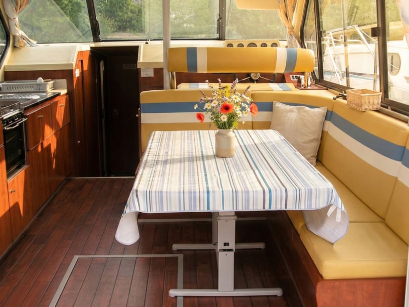 Sucé-sur-Erdre Bateau à moteur Cabine 5  Couchettes 12  Invités 12  13 m Numéro de l'annonce: #28991 2