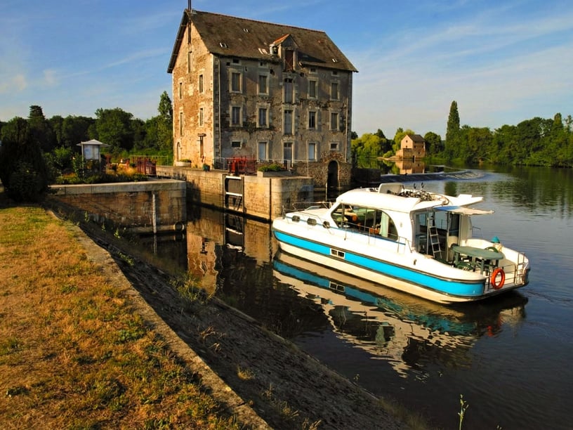 Buzet-sur-Baïse Bateau à moteur Cabine 2  Couchettes 7  Invités 7  8.85 m Numéro de l'annonce: #29011