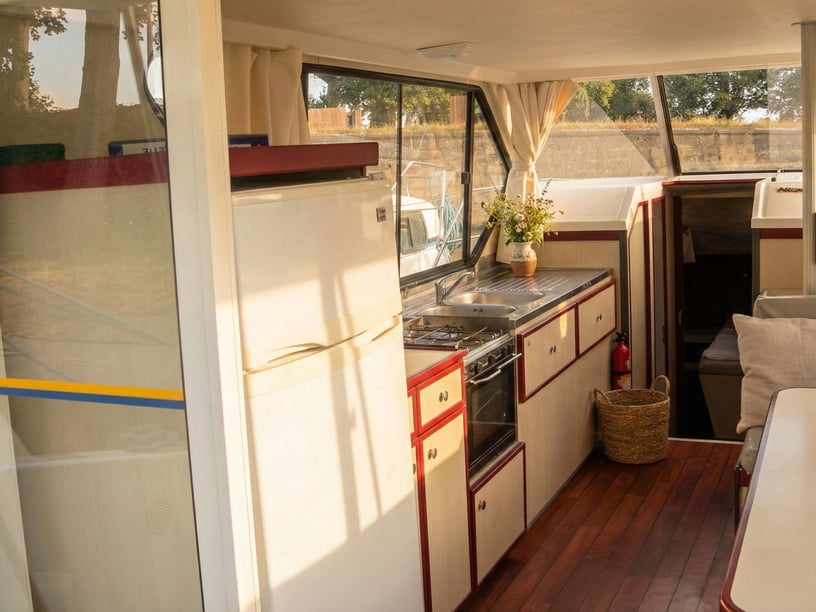 Sermoise-sur-Loire Motorboat 1 cabin 3 berths 3 guests 8 m Listing Number: #29029 3