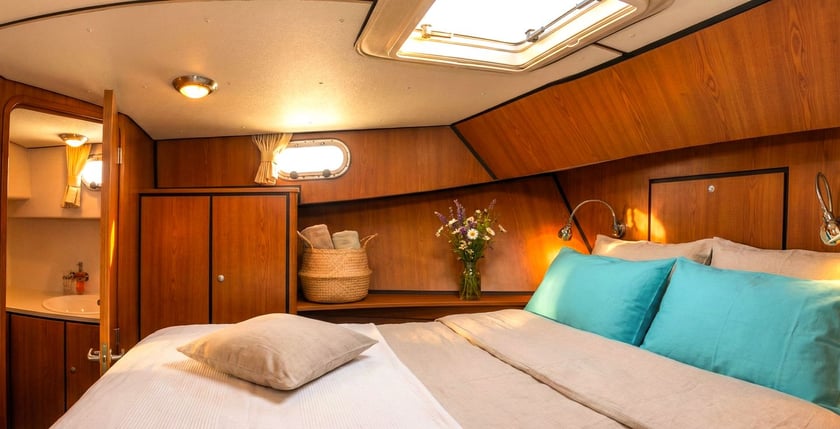 Joigny Bateau à moteur Cabine 2  Couchettes 6  Invités 6  10.7 m Numéro de l'annonce: #29119 4