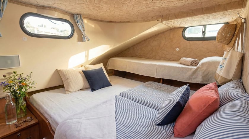 Port-sur-Saône Motorboat 3 cabin 9 berths 9 guests 11.1 m Listing Number: #29133 3