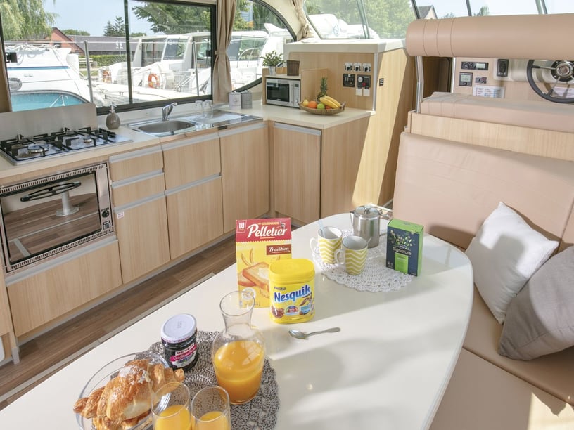 Le Somail Motorboat 2 cabin 6 berths 6 guests 12.95 m Listing Number: #29135 2