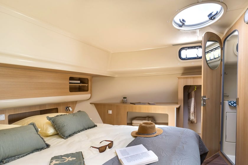 Le Somail Motorboat 3 cabin 8 berths 8 guests 13.5 m Listing Number: #29153 3