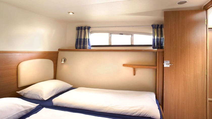 Loosdrecht Bateau à moteur Cabine 2  Couchettes 6  Invités 6  10.55 m Numéro de l'annonce: #29193 3