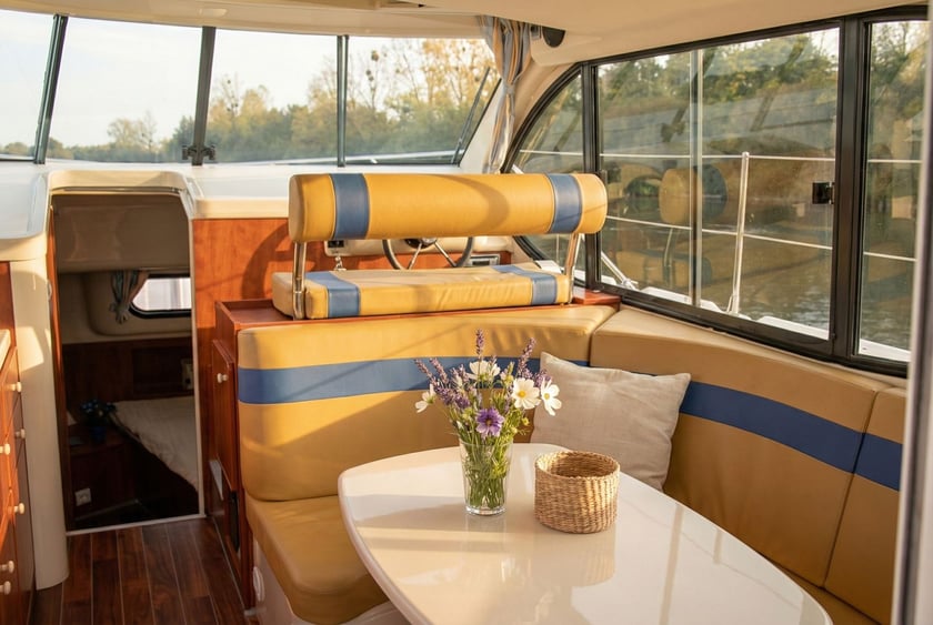 Sucé-sur-Erdre Bateau à moteur Cabine 1  Couchettes 4  Invités 4  8.85 m Numéro de l'annonce: #29204 3