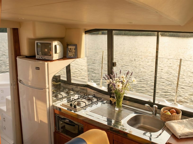 Bellegarde Motorboat 1 cabin 4 berths 4 guests 8.85 m Listing Number: #29210 2