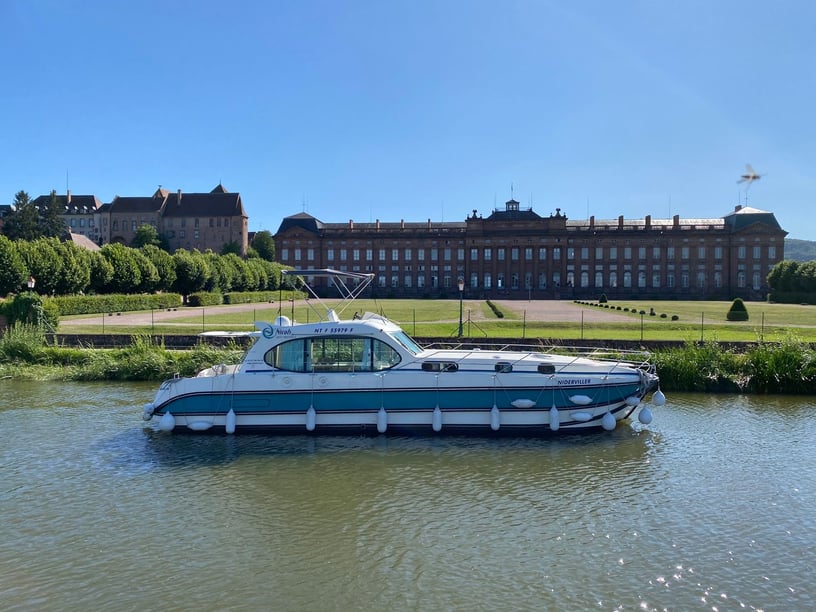 Le Somail Bateau à moteur Cabine 2  Couchettes 6  Invités 6  13.5 m Numéro de l'annonce: #29211