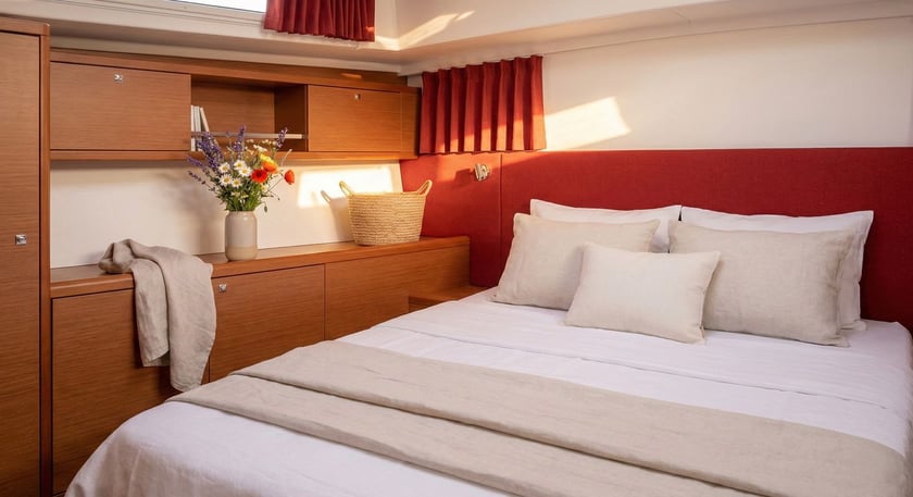 Negra Bateau à moteur Cabine 2  Couchettes 4  Invités 4  12.95 m Numéro de l'annonce: #29235 5