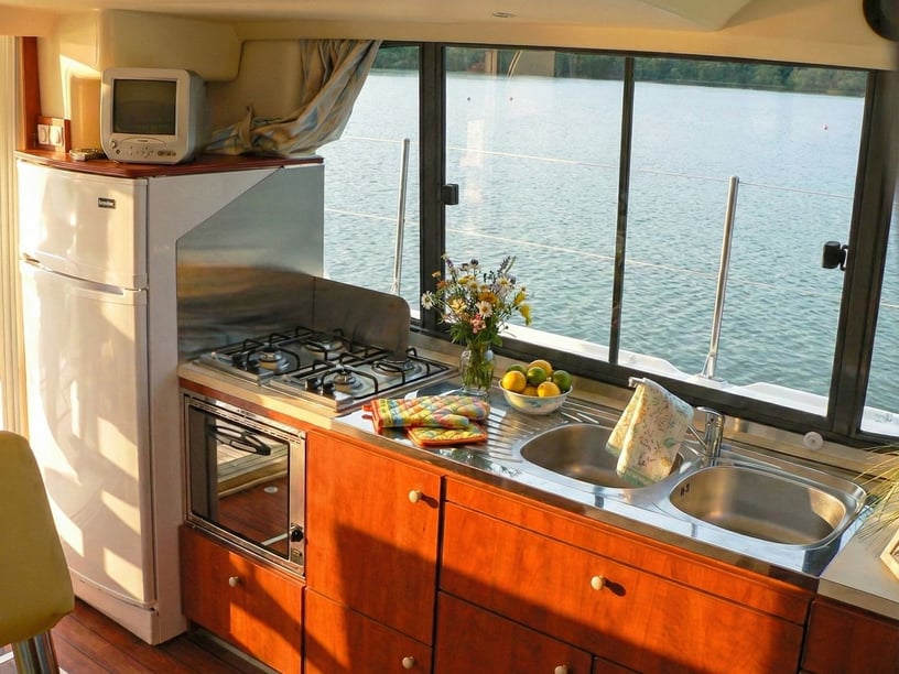 Sucé-sur-Erdre Bateau à moteur Cabine 2  Couchettes 6  Invités 6  10.85 m Numéro de l'annonce: #29238 2