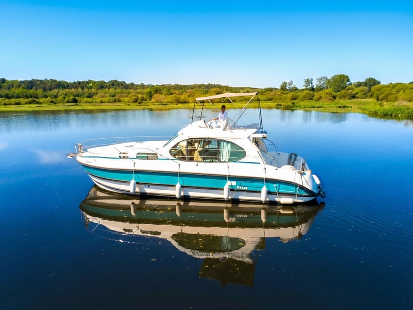 Sucé-sur-Erdre Bateau à moteur Cabine 2  Couchettes 6  Invités 6  10.85 m Numéro de l'annonce: #29238