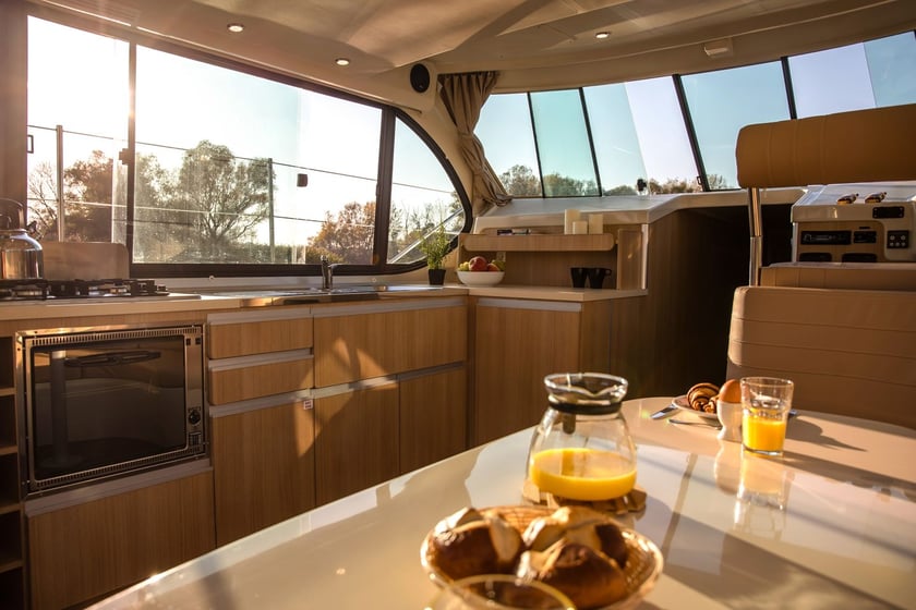 Sireuil Motorboat 3 cabin 8 berths 8 guests 13.5 m Listing Number: #29249 4