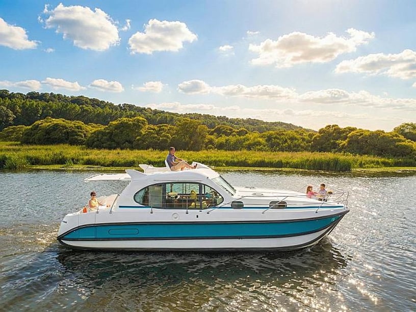 Sablé-sur-Sarthe Motorboat 2 cabin 6 berths 6 guests 10.85 m Listing Number: #29316