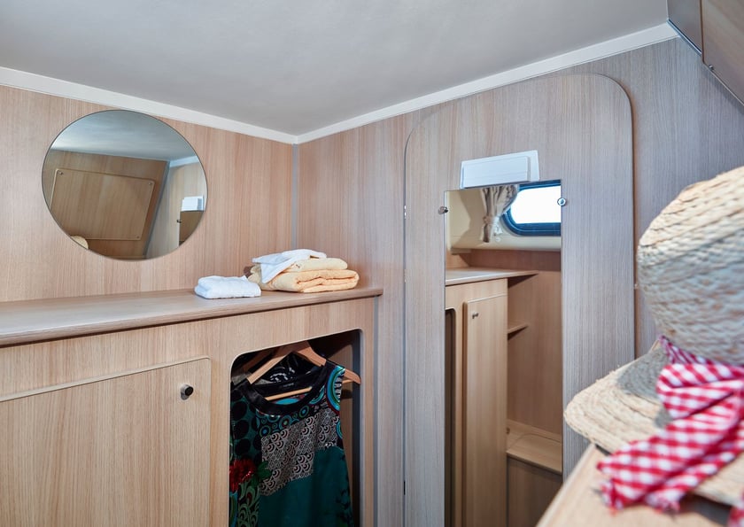 Bellegarde Motorboat 2 cabin 6 berths 6 guests 13.5 m Listing Number: #29328 4