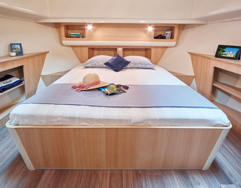 Bellegarde Motorboat 2 cabin 6 berths 6 guests 13.5 m Listing Number: #29328 5