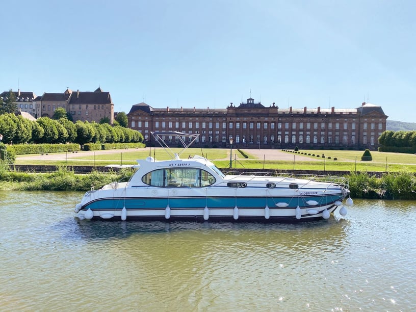 Bellegarde Motorboat 2 cabin 6 berths 6 guests 13.5 m Listing Number: #29328