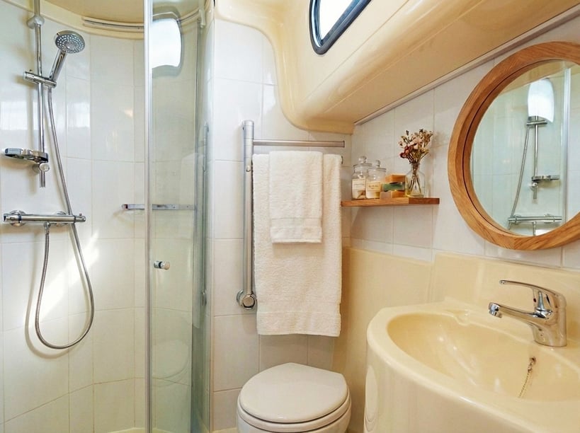 Le Somail Motorboat 2 cabin 6 berths 6 guests 10.85 m Listing Number: #29330 5