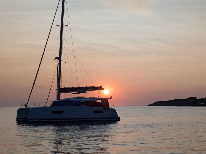 Sant Antoni de Portmany Catamarán Cabina 4  8  literas 8  invitados 12.58 m Número de anuncio: #29346