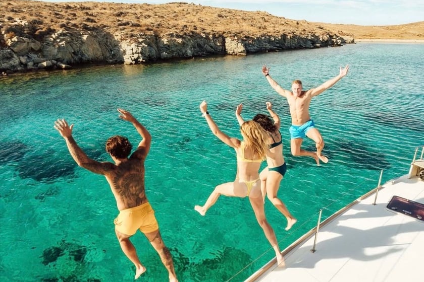 Mykonos Catamaran Cabine 1  Couchettes 2  Invités 22  45 ft Numéro de l'annonce: #29422 2