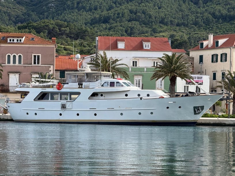 Salamina Motoryacht 4 Kabine 8 Liegeplätze 8 Gäste 24 m Nummer des Inserats: #29446