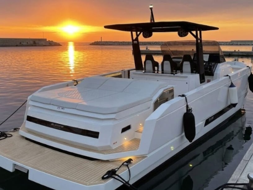 Pozzuoli Motorboat 2 cabin 4 berths 12 guests 11.5 m Listing Number: #29450 2