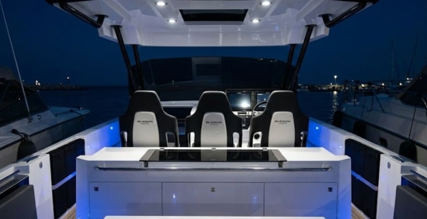 Pozzuoli Motorboat 2 cabin 4 berths 12 guests 11.5 m Listing Number: #29450 3