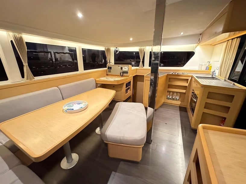 Pescara Catamarán Cabina 5  9  literas 12  invitados 12.94 m Número de anuncio: #29464 2