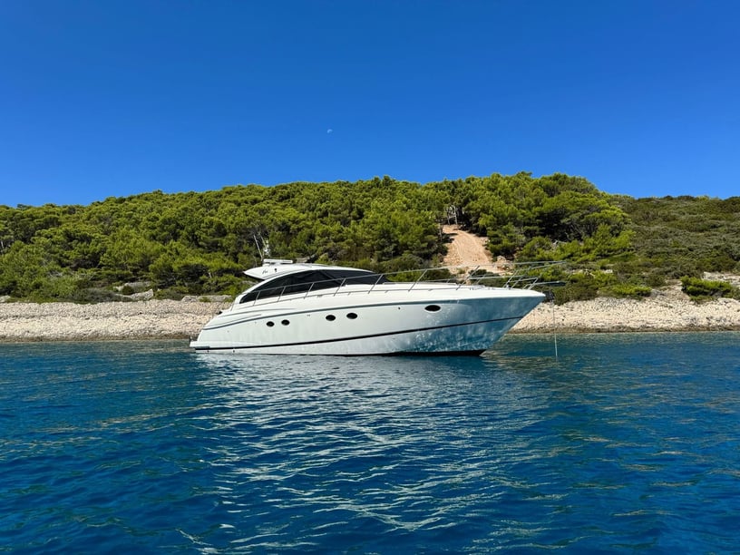 Makarska Motoryacht 3 Kabine 8 Liegeplätze 12 Gäste 16.36 m Nummer des Inserats: #29470
