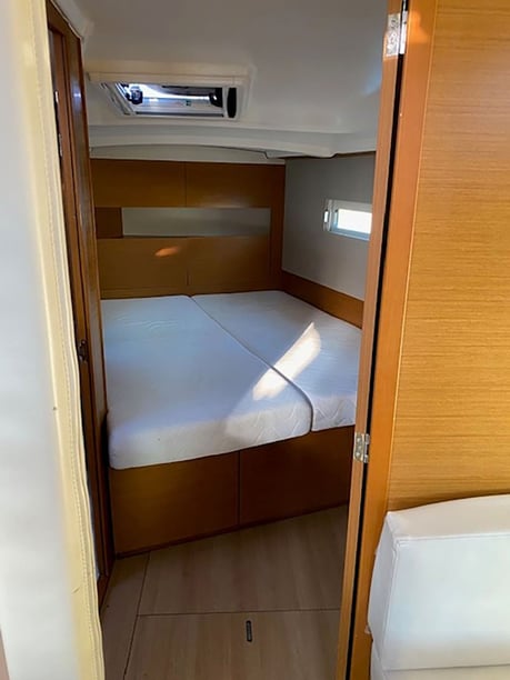 Bormes-les-Mimosas Voilier Cabine 3  Couchettes 8  Invités 8  12.35 m Numéro de l'annonce: #29593 3