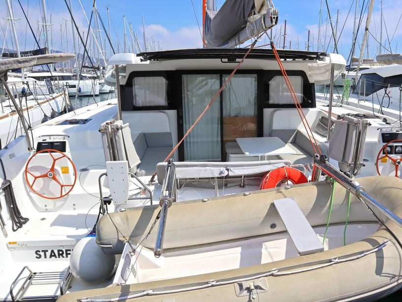 Paros Catamaran Cabine 6  Couchettes 10  Invités 10  11.33 m Numéro de l'annonce: #29623