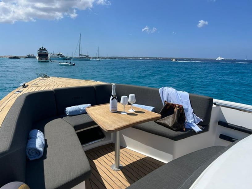 Ibiza Motorboot 1 Kabine 2 Liegeplätze 12 Gäste 11.63 m Nummer des Inserats: #29632 2