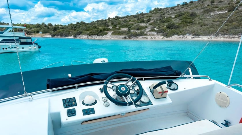Izmir Motor Yacht 2 cabin 4 berths 6 guests 15 m Listing Number: #29869 4