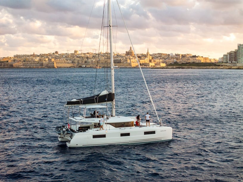 Gzira Catamaran Cabine 4  8  slaapplaatsen 12  gasten 13.99 m Lijstnummer: #29952 2