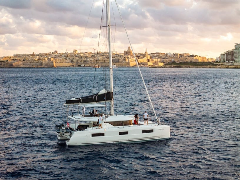 Gzira Catamaran Cabine 4  8  slaapplaatsen 12  gasten 13.99 m Lijstnummer: #29952 3
