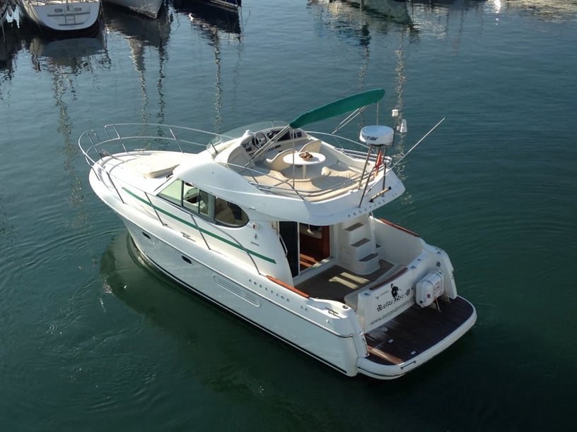 Sitges Motorboot Cabine 2  6  slaapplaatsen 6  gasten 10.4 m Lijstnummer: #300