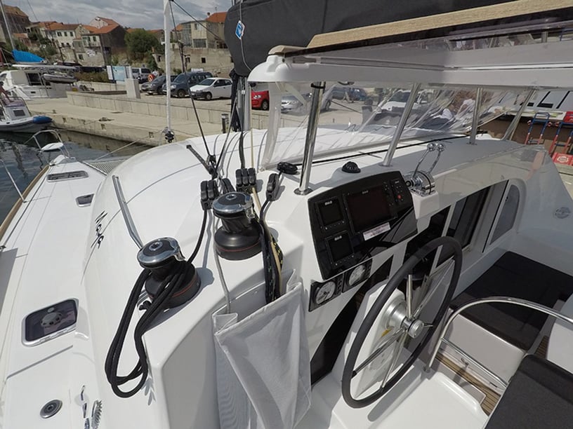 Šibenik Catamaran 6 cabin 12 berths 12 guests 11.55 m Listing Number: #3018 4