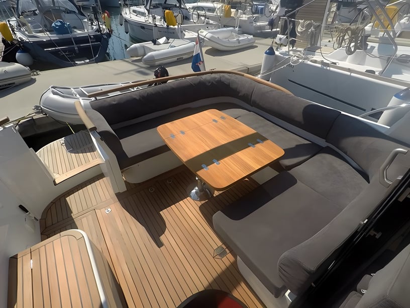 Šibenik Motorboat 2 cabin 6 berths 6 guests 12.05 m Listing Number: #3028 5