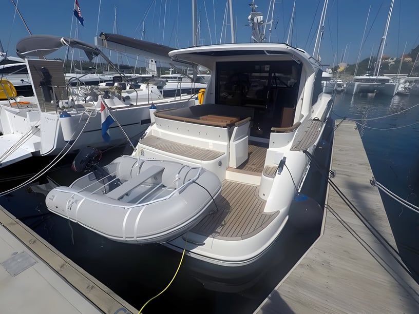 Šibenik Motorboat 2 cabin 6 berths 6 guests 12.05 m Listing Number: #3028 3