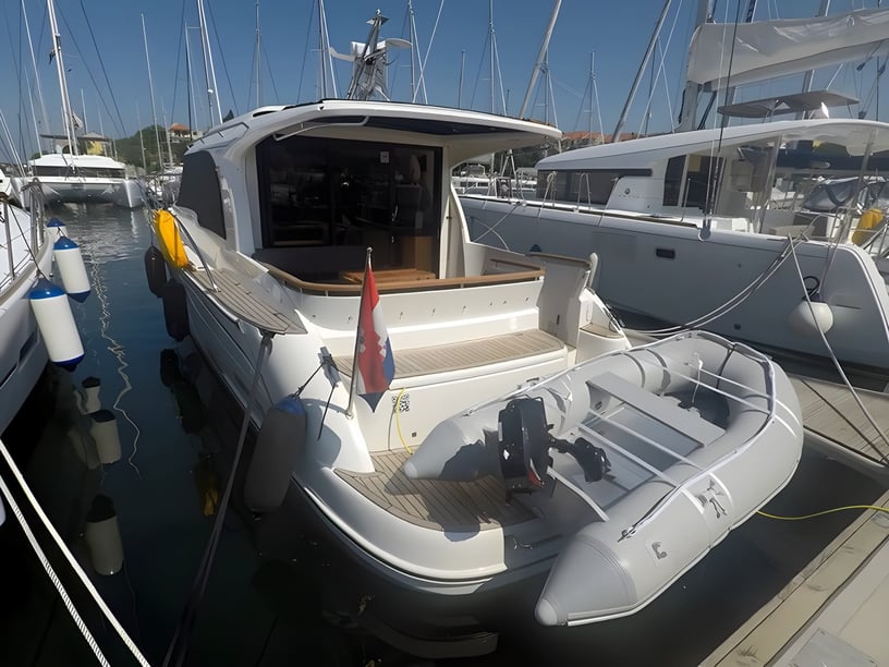 Sibenik Motorboot Cabine 2  6  slaapplaatsen 6  gasten 12.05 m Lijstnummer: #3028